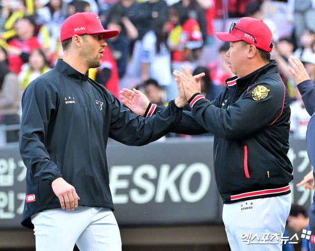 22일 오후 광주기아챔피언스필드에서 열린 '2025 신한 SOL Bank KBO리그' NC 다이노스와 KIA 타이거즈의 개막전 경기, KIA가 8회에만 8점을 몰아치며 NC에 9:2 승리를 거뒀다. 이날 경기에서 승리한 KIA 이범호 감독이 선수들과 하이파이브를 하고 있다. 엑스포츠뉴스 DB