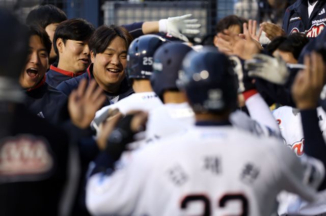 3일 서울 잠실구장에서 열린 2025 신한 SOL Bank KBO리그 키움 히어로즈와 두산 베어스의 경기, 두산이 6-1 승리를 거두고 시즌 첫 연승을 달성했다. 두산 양의지는 1회말 스리런포로 시즌 첫 홈런을 작성, 팀의 승리를 이끌었다. 두산 베어스