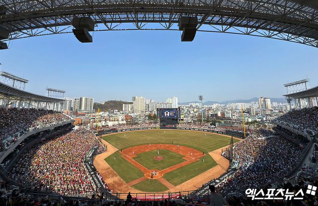 22일 오후 광주기아챔피언스필드에서 열린 '2025 신한 SOL Bank KBO리그' NC 다이노스와 KIA 타이거즈의 개막전 경기, 야구장을 찾은 관중들이 경기를 관람하고 있다. 엑스포츠뉴스 DB