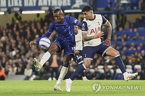 토트넘이 4일(한국시간) 영국 런던에 있는 스탬포드 브릿지에서 열린 첼시와의 2024-2025시즌 프리미어리그 30라운드 맞대결에서 0-1로 패했다.&nbsp; 손흥민이 풀타임을 소화했지만, 토트넘은 최근 리그에서 4경기 무승(1무 3패)의 늪에 빠지면서 순위를 끌어올리지 못했다.연합뉴스