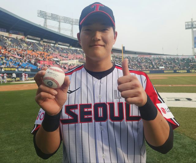 LG 내야수 문정빈은 지난달 23일 잠실구장에서 열린 '2025 신한 SOL Bank KBO 리그' 롯데와 정규시즌 2차전에서 8회말 대타로 교체 출전했다. 구승민 상대 홈런포를 쏘아 올려 생애 첫 안타와 홈런, 타점을 기록했다. LG 트윈스