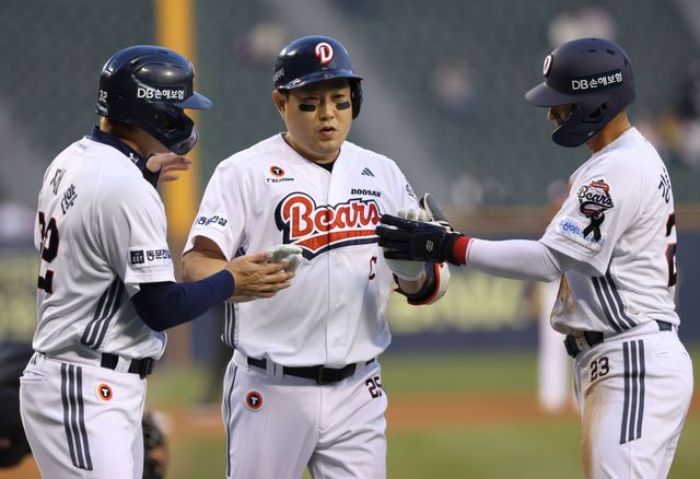 3일 서울 잠실구장에서 열린 2025 신한 SOL Bank KBO리그 키움 히어로즈와 두산 베어스의 경기, 두산이 6-1 승리를 거두고 시즌 첫 연승을 달성했다. 두산 양의지는 1회말 스리런포로 시즌 첫 홈런을 작성, 팀의 승리를 이끌었다. 두산 베어스