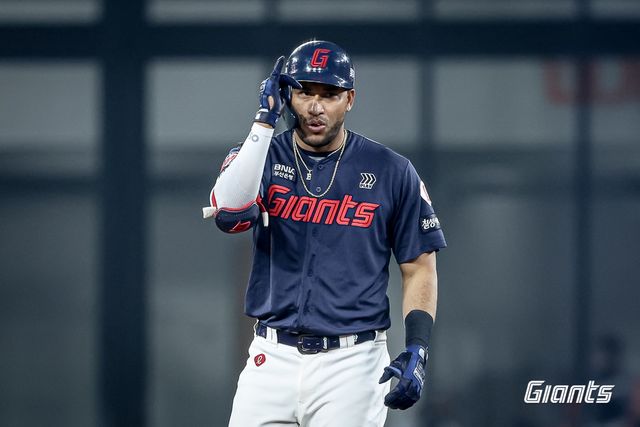 롯데 자이언츠 외국인 타자 빅터 레이예스가 3일 대전 한화생명 볼파크에서 열린 2025 신한 SOL Bank KBO리그 한화 이글스와의 팀 간 2차전에서 8회초 결승 1타점 2루타를 기록했다. 사진 롯데 자이언츠