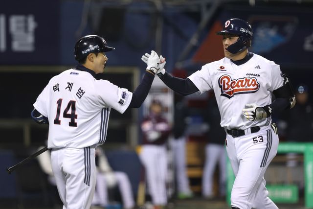 3일 서울 잠실구장에서 열린 2025 신한 SOL Bank KBO리그 키움 히어로즈와 두산 베어스의 경기, 두산이 6-1 승리를 거두고 시즌 첫 연승을 달성했다. 양석환은 홈런 포함 3안타 맹타를 휘두르며 팀 승리를 이끌었다. 두산 베어스