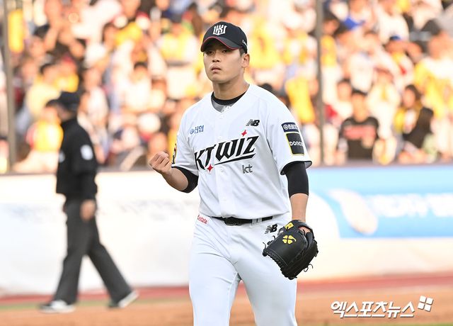 KT 투수 박영현은 2일 수원 KT위즈파크에서 열린 '2025 신한 SOL Bank KBO 리그' LG와 정규시즌 첫 번째 맞대결에서 9회초 구원 등판했다. 세 타자를 1이닝 무실점으로 틀어막으며 오랜만에 깔끔한 투구를 선보였다. 엑스포츠뉴스 DB
