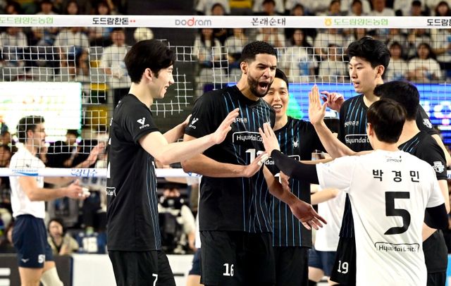 필립 블랑 감독이 이끄는 현대캐피탈은 3일 천안 유관순체육관에서 열린 도드람 2024~2025 V-리그 남자부 대한항공 점보스와의 챔피언결정전 2차전에서 세트스코어 3-1(25-22, 29-31, 25-19, 25-23) 승리를 거뒀다. KOVO