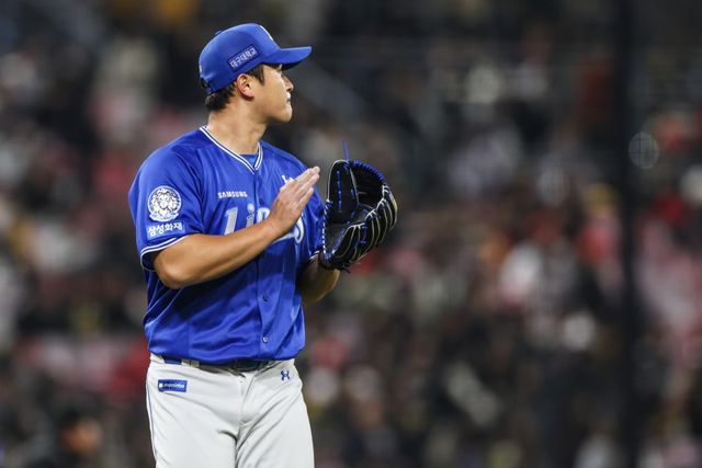 2일 오후 광주-KIA챔피언스필드에서 열린 '2025 신한 SOL Bank KBO리그' 삼성 라이온즈와 KIA 타이거즈의 경기, 삼성 선발투수 최원태가 동료들에게 박수를 보내고 있다. 삼성 라이온즈