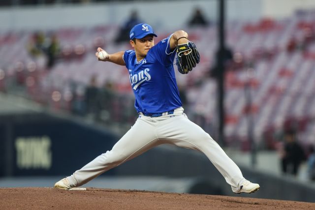 2일 오후 광주-KIA챔피언스필드에서 열린 '2025 신한 SOL Bank KBO리그' 삼성 라이온즈와 KIA 타이거즈의 경기, 삼성 선발투수 최원태가 공을 힘차게 던지고 있다. 삼성 라이온즈