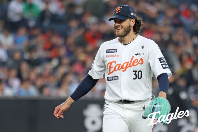 한화 이글스 외국인 투수 코디 폰세가 3일 대전 한화생명 볼파크에서 열린 2025 신한 SOL Bank KBO리그 롯데 자이언츠와의 팀 간 2차전에 선발등판, 7이닝 2실점으로 호투했다. 사진 한화 이글스