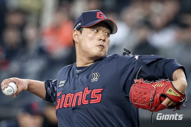 롯데 자이언츠 우완 나균안이 3일 대전 한화생명 볼파크에서 열린 2025 신한 SOL Bank KBO리그 한화 이글스와의 팀 간 2차전에 선발등판, 5.1이닝 2실점으로 호투했다. 사진 롯데 자이언츠