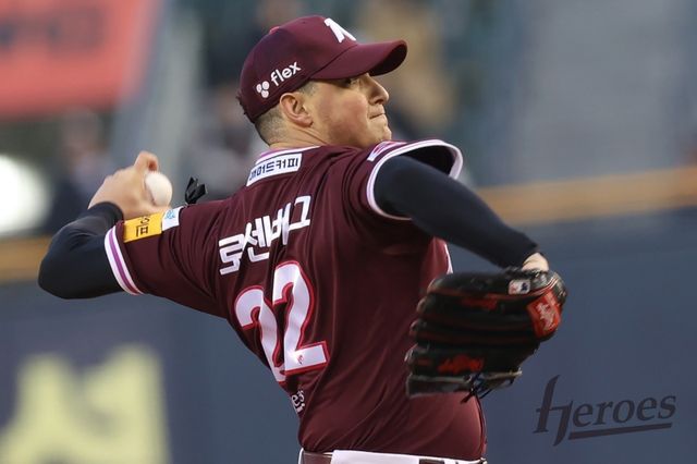 3일 서울 잠실구장에서 열린 2025 신한 SOL Bank KBO리그 키움 히어로즈와 두산 베어스의 경기, 두산이 6-1 승리를 거두고 시즌 첫 연승을 달성했다. 키움 선발 케니 로젠버그는 6이닝 4실점(1자책점)으로 시즌 2패를 떠안았다. 키움 히어로즈