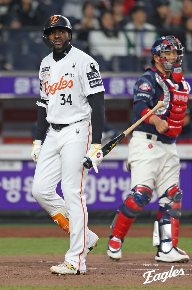 한화 이글스 외국인 타자 에스테반 플로리얼이 2일 대전 한화생명 볼파크에서 열린 2025 신한 SOL Bank KBO리그 롯데 자이언츠와의 팀 간 1차전에서 무안타로 침묵했다. 사진 한화 이글스