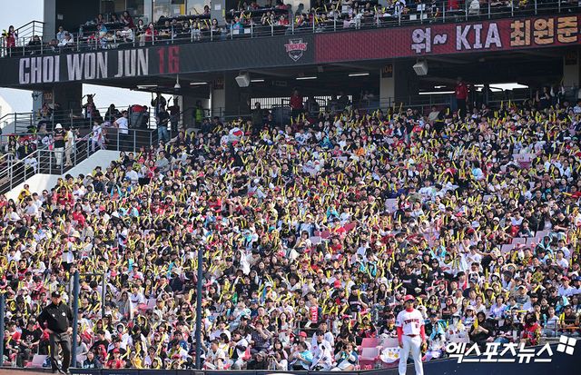 23일 오후 광주기아챔피언스필드에서 열린 '2025 신한 SOL Bank KBO리그' NC 다이노스와 KIA 타이거즈의 경기, 경기장을 찾은 관중들이 열띤 응원을 선보이고 있다. 엑스포츠뉴스 DB