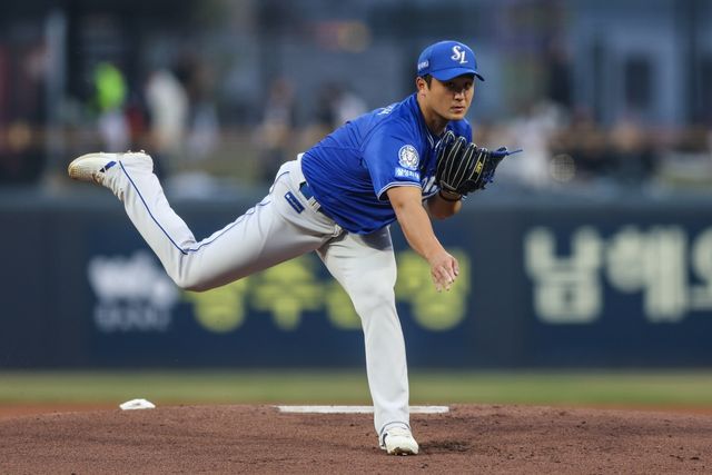 2일 오후 광주-KIA챔피언스필드에서 열린 '2025 신한 SOL Bank KBO리그' 삼성 라이온즈와 KIA 타이거즈의 경기, 삼성 선발투수 최원태가 공을 힘차게 던지고 있다. 삼성 라이온즈