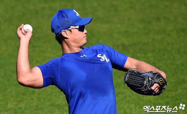 9일 오후 대구삼성라이온즈파크에서 열리는 '2020 신한은행 SOL KBO리그' 키움 히어로즈와 삼성 라이온즈의 경기에 앞서 삼성 오승환이 외야에서 캐치볼을 하고 있다. 엑스포츠뉴스 DB