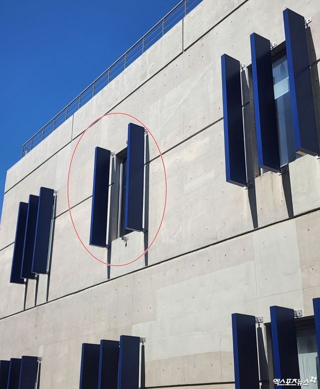 NC와 LG는 29일 창원 NC파크에서 '2025 신한 SOL Bank KBO 리그' 정규시즌 2차전을 치렀다. 이날 오후 5시 20분경 경기장 내 구조물이 추락해 관중 3명을 다치게 했고, 30일 경기가 시설문 안전점검 사유로 취소됐다. 엑스포츠뉴스 DB