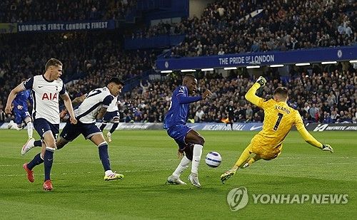 토트넘이 4일(한국시간) 영국 런던에 있는 스탬포드 브릿지에서 열린 첼시와의 2024-2025시즌 프리미어리그 30라운드 맞대결에서 0-1로 패했다.&nbsp; 손흥민이 풀타임을 소화했지만, 토트넘은 최근 리그에서 4경기 무승(1무 3패)의 늪에 빠지면서 순위를 끌어올리지 못했다.연합뉴스