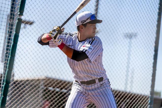 LG 내야수 문정빈은 지난달 23일 잠실구장에서 열린 '2025 신한 SOL Bank KBO 리그' 롯데와 정규시즌 2차전에서 8회말 대타로 교체 출전했다. 구승민 상대 홈런포를 쏘아 올려 생애 첫 안타와 홈런, 타점을 기록했다. LG 트윈스