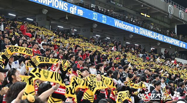 28일 오후 광주기아챔피언스필드에서 열린 '2024 신한 SOL Bank KBO 한국시리즈' 삼성 라이온즈와 KIA 타이거즈의 5차전 경기, 경기장을 찾은 관중들이 열띤 응원을 선보이고 있다. 엑스포츠뉴스 DB
