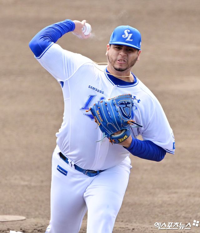 2일 오후 일본 오키나와 온나손 아카마 구장에서 열린 KIA 타이거즈와 삼성 라이온즈의 연습경기, 1회초 삼성 선발투수 후라도가 공을 힘차게 던지고 있다. 엑스포츠뉴스 DB
