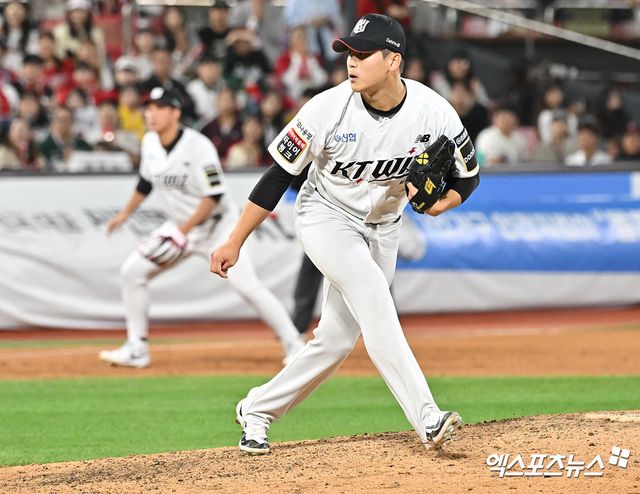 KT 투수 박영현은 2일 수원 KT위즈파크에서 열린 '2025 신한 SOL Bank KBO 리그' LG와 정규시즌 첫 번째 맞대결에서 9회초 구원 등판했다. 세 타자를 1이닝 무실점으로 틀어막으며 오랜만에 깔끔한 투구를 선보였다. 엑스포츠뉴스 DB