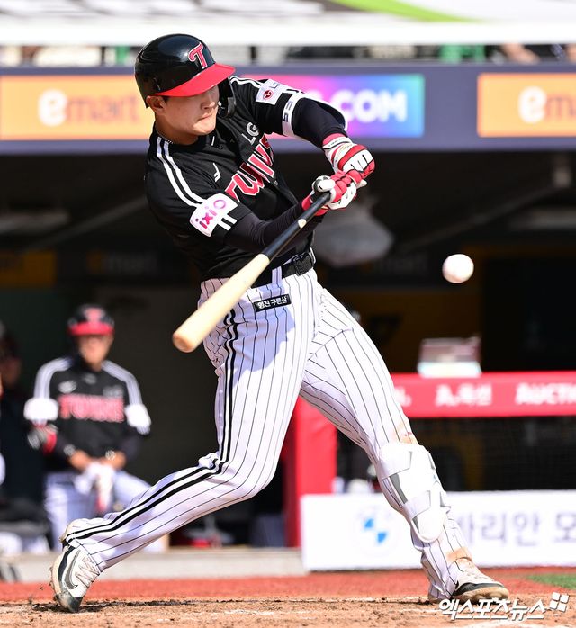 LG 내야수 문정빈은 지난달 23일 잠실구장에서 열린 '2025 신한 SOL Bank KBO 리그' 롯데와 정규시즌 2차전에서 8회말 대타로 교체 출전했다. 구승민 상대 홈런포를 쏘아 올려 생애 첫 안타와 홈런, 타점을 기록했다. 엑스포츠뉴스 DB