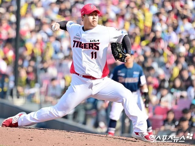  22일 오후 광주기아챔피언스필드에서 열린 '2025 신한 SOL Bank KBO리그' NC 다이노스와 KIA 타이거즈의 개막전 경기, 6회초 1사 1,2루 KIA 조상우가 공을 힘차게 던지고 있다. 엑스포츠뉴스 DB
