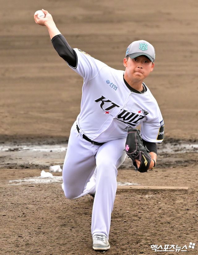 KT 투수 박영현은 2일 수원 KT위즈파크에서 열린 '2025 신한 SOL Bank KBO 리그' LG와 정규시즌 첫 번째 맞대결에서 9회초 구원 등판했다. 세 타자를 1이닝 무실점으로 틀어막으며 오랜만에 깔끔한 투구를 선보였다. 엑스포츠뉴스 DB