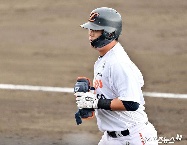 한화 포수 허인서는 30일 대전한화생명볼파크에서 열린 '2025 신한 SOL Bank KBO 리그' LG와 정규시즌 다섯 번째 맞대결에서 8회말 대타로 교체 출전했다. 1타점 2루타로 적시타를 쳐내며 생애 첫 타점을 올렸다. 엑스포츠뉴스 DB