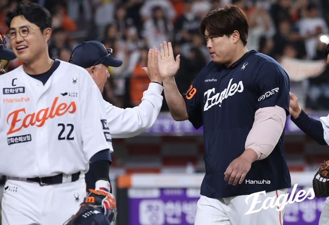 한화 투수 류현진(오른쪽)은 30일 대전한화생명볼파크에서 열린 '2025 신한 SOL Bank KBO 리그' LG와 정규시즌 다섯 번째 맞대결에서 선발 등판했다. 7이닝 2실점 하이 퀄리티스타트로 호투하며 팀 승리를 견인했다. 동시에 시즌 3승을 챙겼다. 한화 이글스