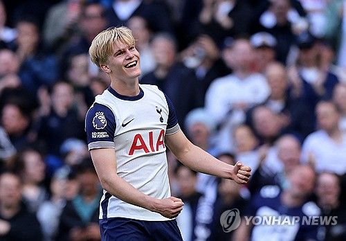 토트넘이 30일(한국시간) 구단 홈페이지를 통해 미드필더 베리발과 2031년까지 6년 재계약을 체결했다고 발표했다.&nbsp;연합뉴스