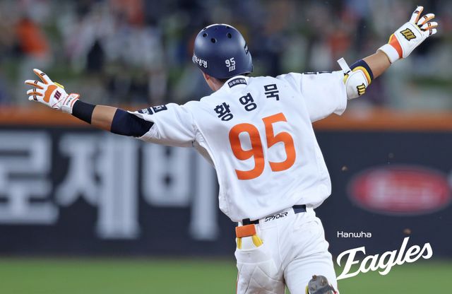 한화 내야수 황영묵은 30일 대전한화생명볼파크에서 열린 '2025 신한 SOL Bank KBO 리그' LG와 정규시즌 다섯 번째 맞대결에서 7회말 대타로 교체 출전했다. 구원 투수 김진성 상대 우측 담장을 넘어가는 결승 2점포를 터트려 팀 승리에 힘을 보탰다. 한화 이글스