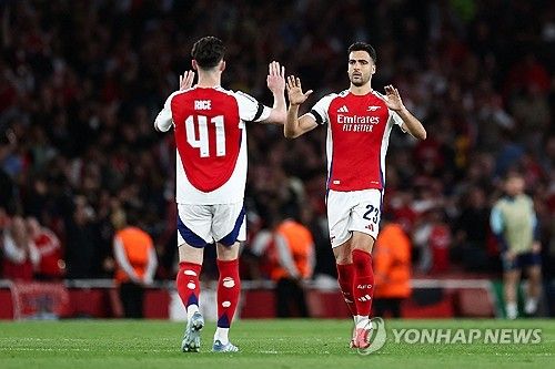 루이스 엔리케 감독이 이끄는 PSG가 30일(한국시간) 영국 런던에 있는 에미레이츠 스타디움에서 열린 아스널(잉글랜드)과의 2024-2025시즌 유럽축구연맹(UEFA) 챔피언스리그 4강 1차전에서 우스망 뎀벨레의 결승 골로 1-0으로 승리했다.&nbsp; 이강인이 벤치를 지킨 가운데 PSG는 뎀벨레의 골을 끝까지 지켜내 리드를 가져갔다. 다음 주 2차전에서 PSG가 패하지 않는다면, 지난 2019-2020시즌 이후 5년 만에 결승에 진출해 사상 첫 대회 우승에 도전하게 된다.연합뉴스