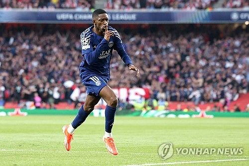 루이스 엔리케 감독이 이끄는 PSG가 30일(한국시간) 영국 런던에 있는 에미레이츠 스타디움에서 열린 아스널(잉글랜드)과의 2024-2025시즌 유럽축구연맹(UEFA) 챔피언스리그 4강 1차전에서 우스망 뎀벨레의 결승 골로 1-0으로 승리했다.&nbsp; 이강인이 벤치를 지킨 가운데 PSG는 뎀벨레의 골을 끝까지 지켜내 리드를 가져갔다. 다음 주 2차전에서 PSG가 패하지 않는다면, 지난 2019-2020시즌 이후 5년 만에 결승에 진출해 사상 첫 대회 우승에 도전하게 된다.연합뉴스