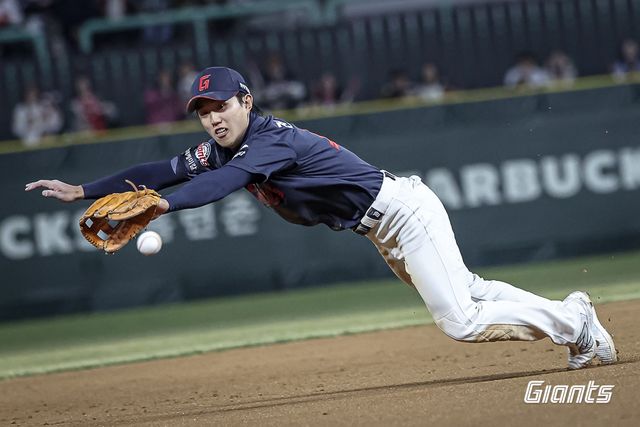 지난 4월 29일 기준 2025 시즌 KBO리그 타격 부문 전체 1위를 기록 중인 롯데 자이언츠 내야수 전민재. 사진 롯데 자이언츠