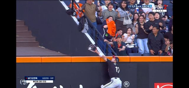 LG 외야수 박해민은 30일 대전한화생명볼파크에서 열린 '2025 신한 SOL Bank KBO 리그' 한화와 정규시즌 다섯 번째 맞대결에서 8번타자 중견수로 선발 출전했다. 2회말 채은성의 홈런을 훔치는 슈퍼 캐치로 눈길을 끌었다. SPOTV 중계 화면 캡처