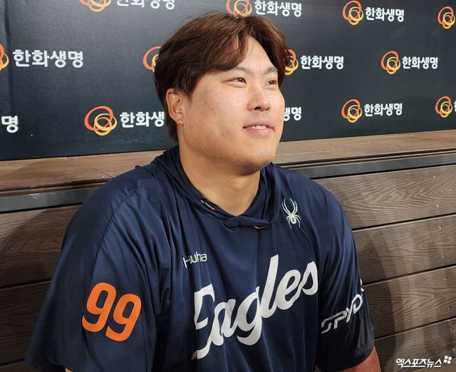 한화 투수 류현진은 30일 대전한화생명볼파크에서 열린 '2025 신한 SOL Bank KBO 리그' LG와 정규시즌 다섯 번째 맞대결에서 선발 등판했다. 7이닝 2실점 하이 퀄리티스타트로 호투하며 팀 승리를 견인했다. 동시에 시즌 3승을 챙겼다. 대전, 박정현 기자