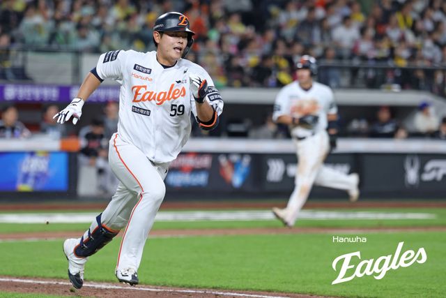 한화 포수 허인서는 30일 대전한화생명볼파크에서 열린 '2025 신한 SOL Bank KBO 리그' LG와 정규시즌 다섯 번째 맞대결에서 8회말 대타로 교체 출전했다. 1타점 2루타로 적시타를 쳐내며 생애 첫 타점을 올렸다. 한화 이글스