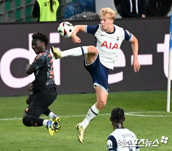 토트넘이 30일(한국시간) 구단 홈페이지를 통해 미드필더 베리발과 2031년까지 6년 재계약을 체결했다고 발표했다.&nbsp;엑스포츠뉴스DB