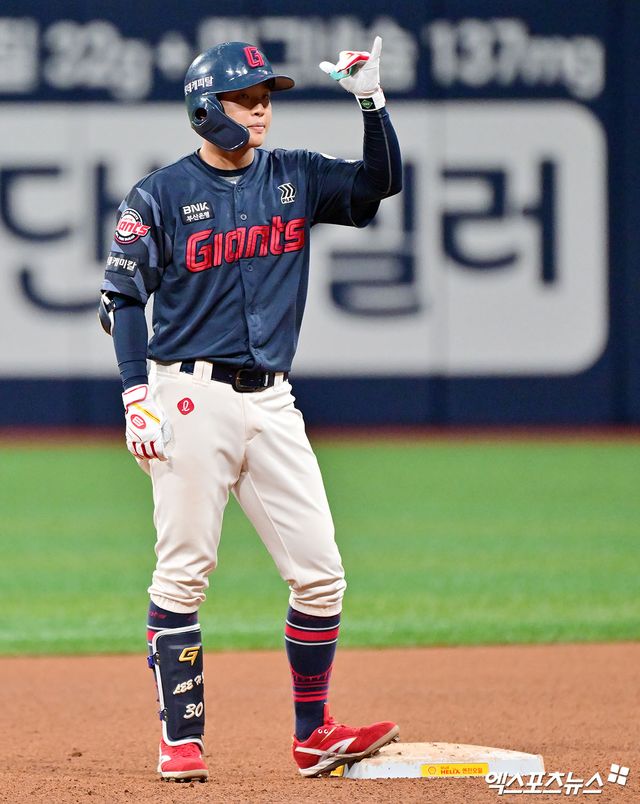 롯데 자이언츠 내야수 이호준이 30일 서울 고척스카이돔에서 열린 2025 신한 SOL Bank KBO리그 키움 히어로즈와의 팀 간 5차전에 9번타자 겸 유격수로 선발출전, 4타수 3안타 2타점 2득점을 기록하며 팀 2연승에 힘을 보탰다. 사진 김한준 기자