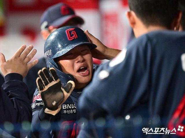 롯데 자이언츠 내야수 이호준이 30일 서울 고척스카이돔에서 열린 2025 신한 SOL Bank KBO리그 키움 히어로즈와의 팀 간 5차전에 9번타자 겸 유격수로 선발출전, 3안타를 기록하고 팀 2연승에 힘을 보탰다. 사진 김한준 기자