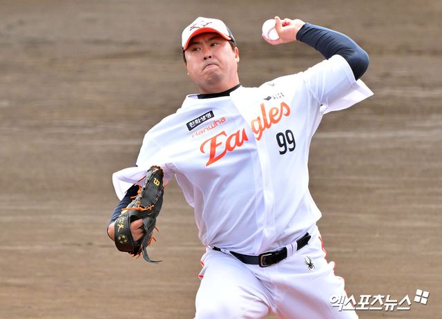 한화 투수 류현진은 30일 대전한화생명볼파크에서 열린 '2025 신한 SOL Bank KBO 리그' LG와 정규시즌 다섯 번째 맞대결에서 선발 등판했다. 7이닝 2실점 하이 퀄리티스타트로 호투하며 팀 승리를 견인했다. 엑스포츠뉴스 DB