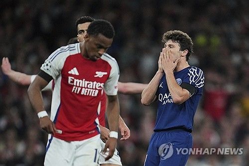 루이스 엔리케 감독이 이끄는 PSG가 30일(한국시간) 영국 런던에 있는 에미레이츠 스타디움에서 열린 아스널(잉글랜드)과의 2024-2025시즌 유럽축구연맹(UEFA) 챔피언스리그 4강 1차전에서 우스망 뎀벨레의 결승 골로 1-0으로 승리했다.&nbsp; 이강인이 벤치를 지킨 가운데 PSG는 뎀벨레의 골을 끝까지 지켜내 리드를 가져갔다. 다음 주 2차전에서 PSG가 패하지 않는다면, 지난 2019-2020시즌 이후 5년 만에 결승에 진출해 사상 첫 대회 우승에 도전하게 된다.연합뉴스