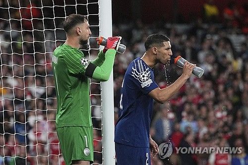 루이스 엔리케 감독이 이끄는 PSG가 30일(한국시간) 영국 런던에 있는 에미레이츠 스타디움에서 열린 아스널(잉글랜드)과의 2024-2025시즌 유럽축구연맹(UEFA) 챔피언스리그 4강 1차전에서 우스망 뎀벨레의 결승 골로 1-0으로 승리했다.&nbsp; 이강인이 벤치를 지킨 가운데 PSG는 뎀벨레의 골을 끝까지 지켜내 리드를 가져갔다. 다음 주 2차전에서 PSG가 패하지 않는다면, 지난 2019-2020시즌 이후 5년 만에 결승에 진출해 사상 첫 대회 우승에 도전하게 된다.연합뉴스