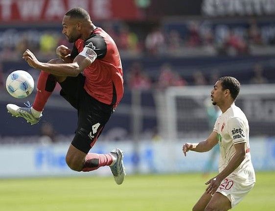 유럽 축구 이적시장 전문가 파브리치오 로마노는 30일(한국시간) 자신의 사회관계망서비스(SNS)를 통해 독점으로 바이에른 뮌헨 센터백 에릭 다이어가 프랑스 리그1 클럽 AS모나코와 계약을 마쳤다고 보도했다. 로마노 기자에 따르면 잉글랜드 수비수 다이어는 다가오는 여름 자유계약(FA) 신분으로 모나코에 합류해 2028년 6월까지 유효한 계획을 체결할 예정이다. 뮌헨은 다이어가 떠나면 요나탄 타(바이엘 레버쿠젠) 영입을 고려하고 있다. 연합뉴스