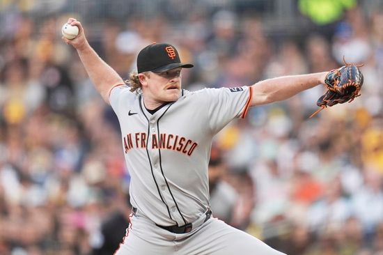 샌프란시스코 자이언츠 외야수 이정후가 6회 초 추격 적시타를 때리면서 6경기 연속 안타 행진을 이어갔다. 하지만, 샌프란시스코는 7회 말 불펜진의 결정적인 추가 실점으로 아쉬운 4-7 패배를 맛봤다.&nbsp;이정후는 30일 미국 캘리포니아주 샌디에이고 펫코 파크에서 열린 2025 메이저리그 샌디에이고 파드리스와 원정 경기에 3번 타자 중견수로 선발 출전해 4타수 1안타 1타점 1득점을 기록했다. 이정후의 시즌 타율은 0.324에서 0.321로 소폭 하락했다.&nbsp;연합뉴스