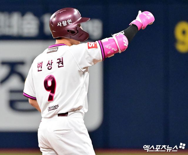 키움 히어로즈 외야수 변상권이 30일 서울 고척스카이돔에서 열린 2025 신한 SOL Bank KBO리그 롯데 자이언츠와의 팀 간 5차전에서 2회말 선제 1타점 2루타를 기록했다. 사진 김한준 기자