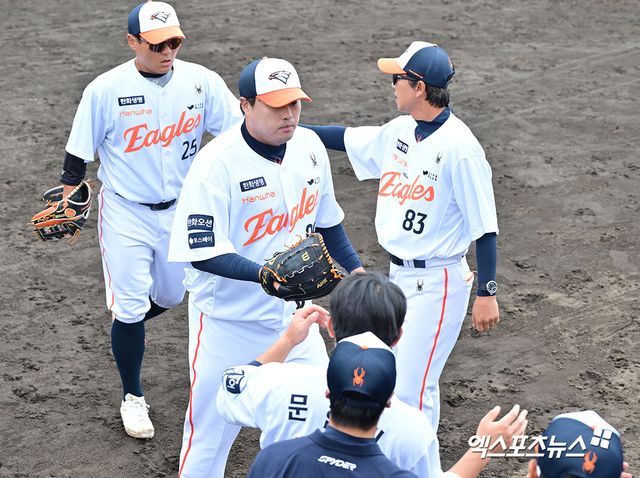 한화 투수 류현진(가운데)은 30일 대전한화생명볼파크에서 열린 '2025 신한 SOL Bank KBO 리그' LG와 정규시즌 다섯 번째 맞대결에서 선발 등판했다. 7이닝 2실점 하이 퀄리티스타트로 호투하며 팀 승리를 견인했다. 동시에 시즌 3승을 챙겼다. 엑스포츠뉴스 DB