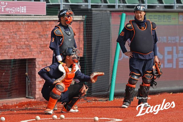 한화 포수 허인서(59번)는 30일 대전한화생명볼파크에서 열린 '2025 신한 SOL Bank KBO 리그' LG와 정규시즌 다섯 번째 맞대결에서 8회말 대타로 교체 출전했다. 1타점 2루타로 적시타를 쳐내며 생애 첫 타점을 올렸다. 한화 이글스