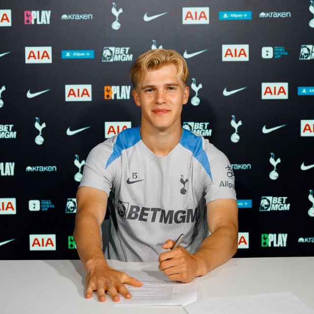 토트넘이 30일(한국시간) 구단 홈페이지를 통해 미드필더 베리발과 2031년까지 6년 재계약을 체결했다고 발표했다.&nbsp;토트넘